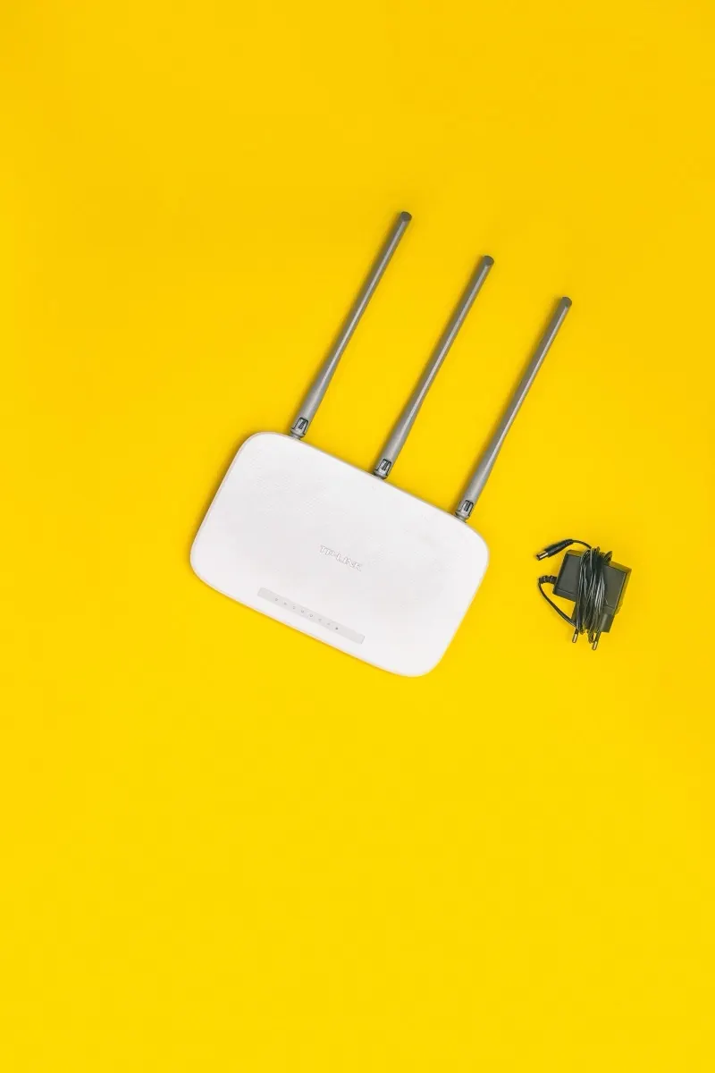 Bộ định tuyến wifi ba ăng ten và dây nguồn