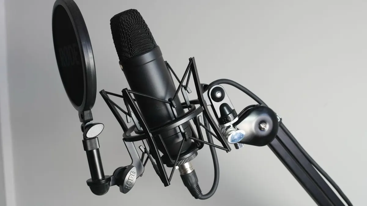 Micro thu âm gắn trên giá chống rung