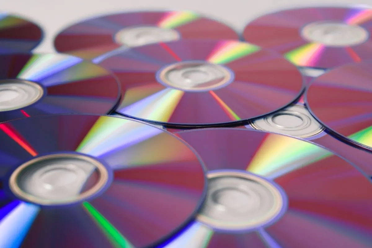 Đĩa quang CD xếp cạnh nhau