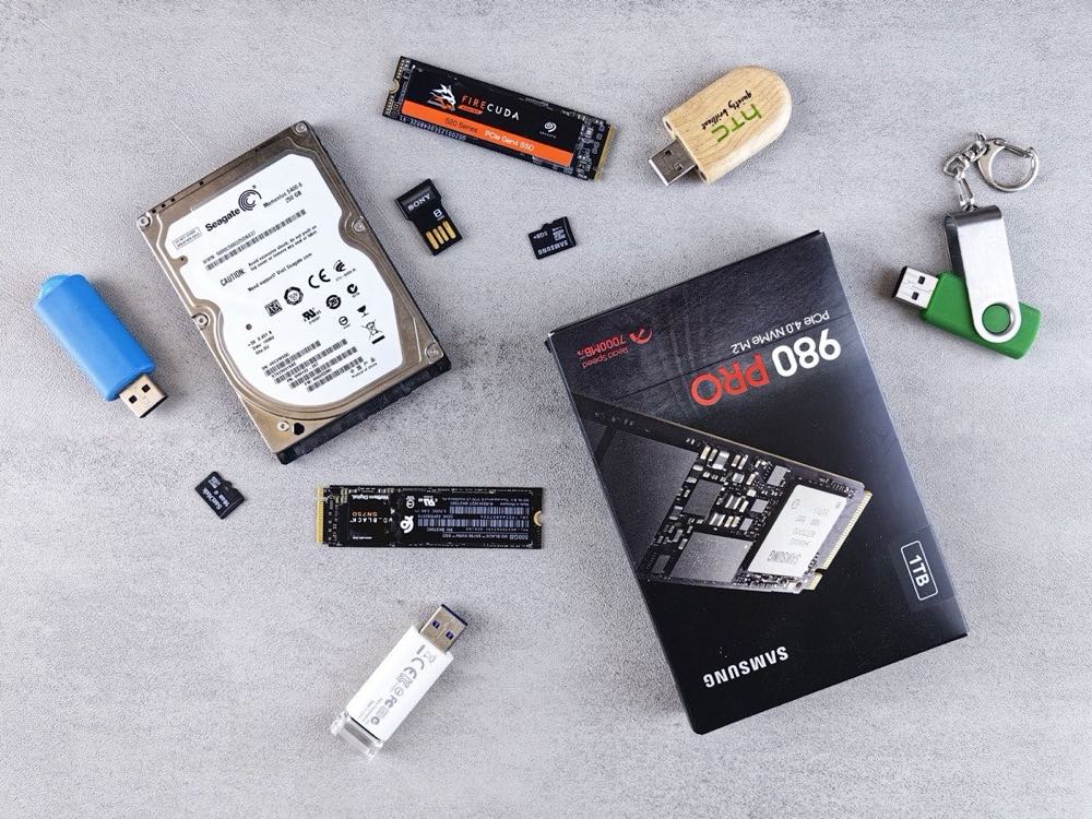 Thẻ nhớ, USB và ổ lưu trữ bày trên bàn