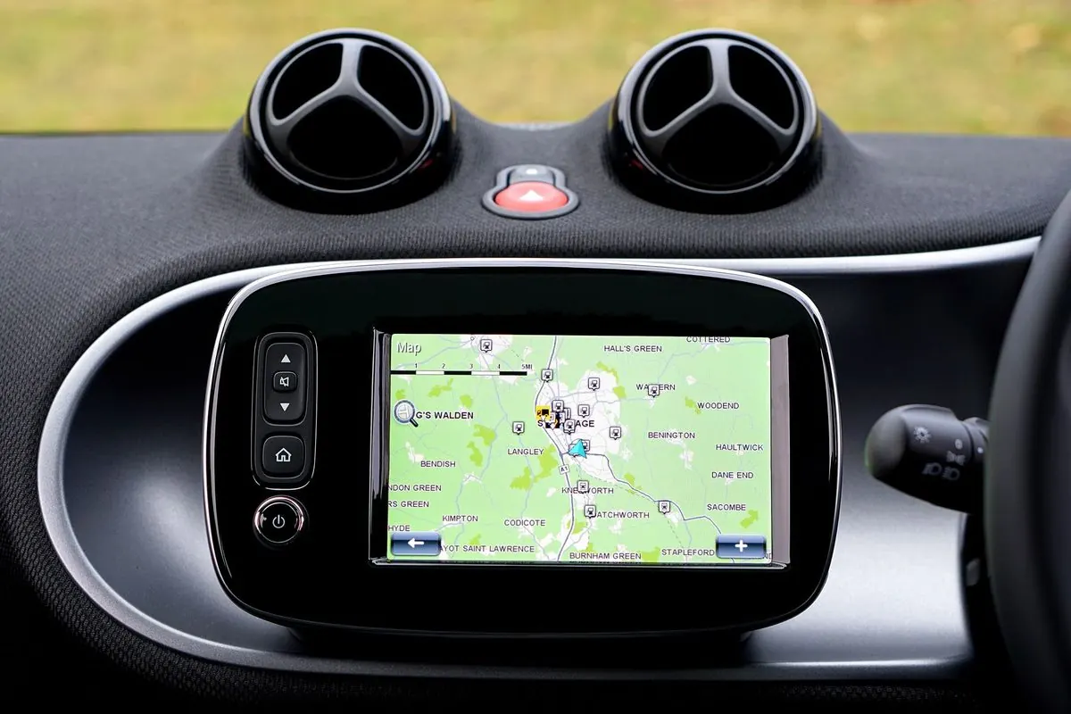 Màn hình dẫn đường GPS hiện bản đồ trên táp lô ô tô