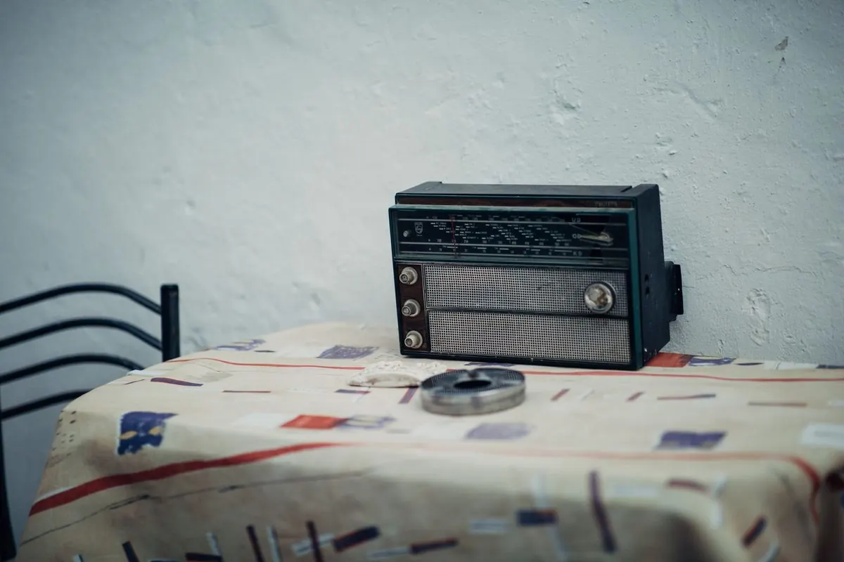 Radio cổ chạy pin màu đen đặt trên bàn