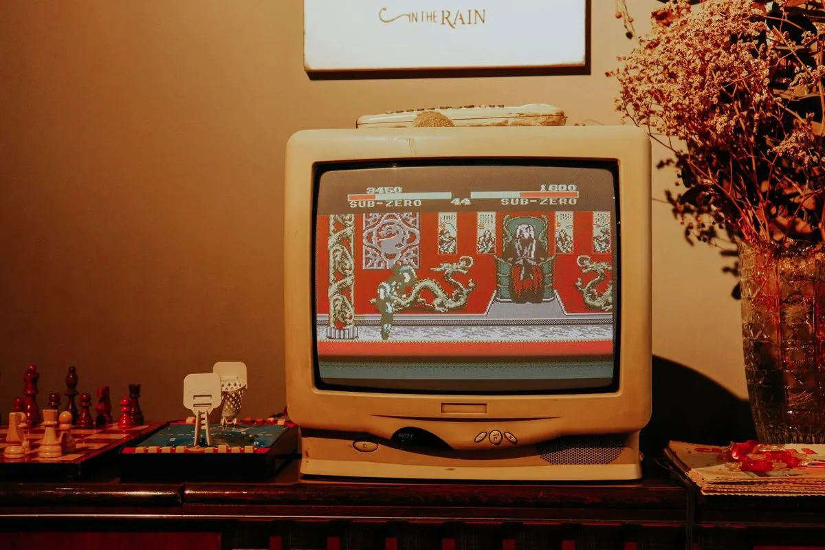 Màn hình CRT kiểu cũ đặt trên bàn gỗ