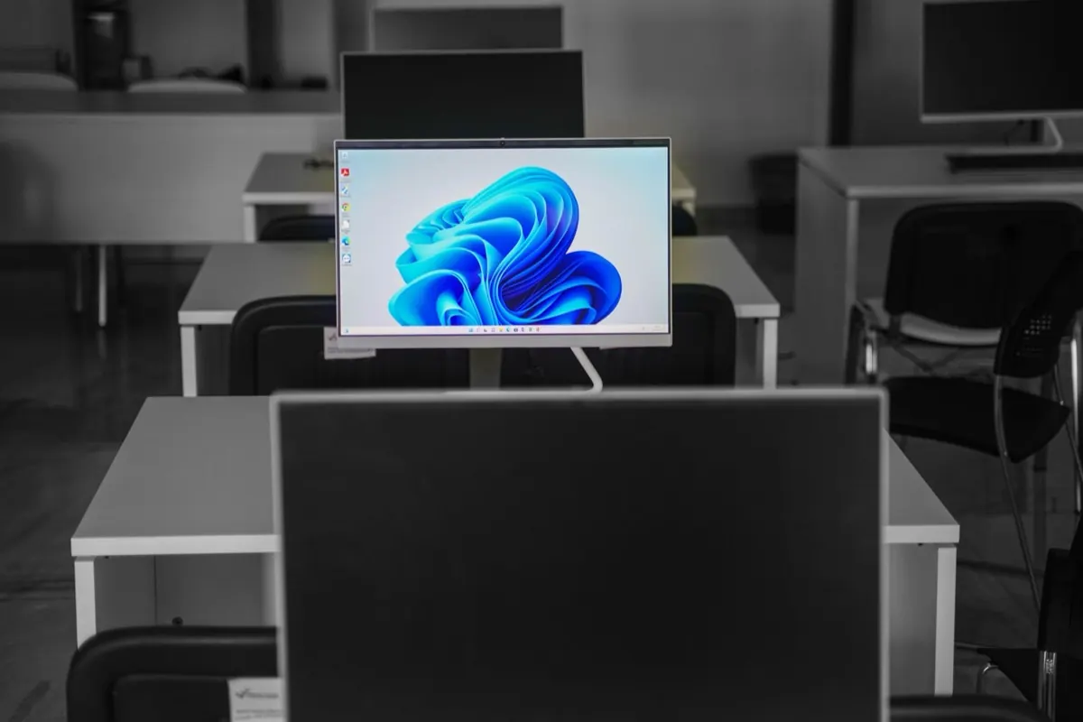 Màn hình máy tính đặt trên bàn