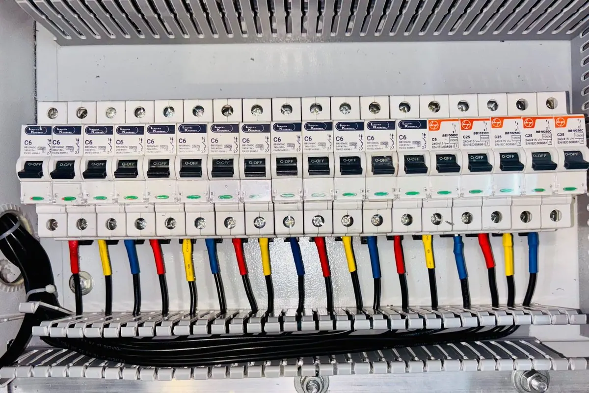 Dãy aptomat tép lắp trong tủ điện có dây màu