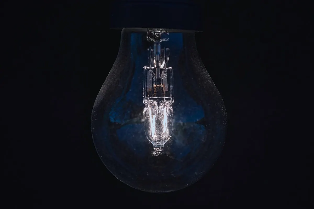Bóng đèn halogen có tóc đèn sáng trên nền tối