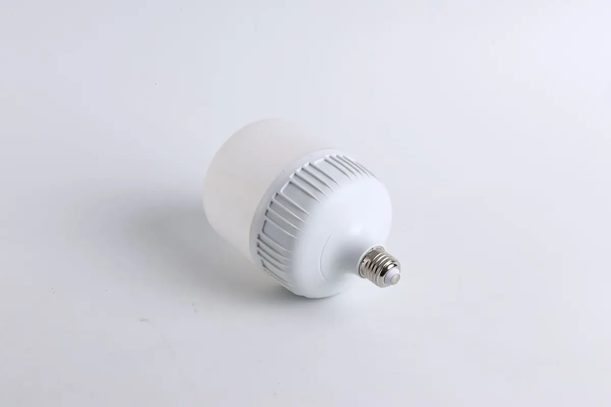 Bóng đèn LED trên nền trắng