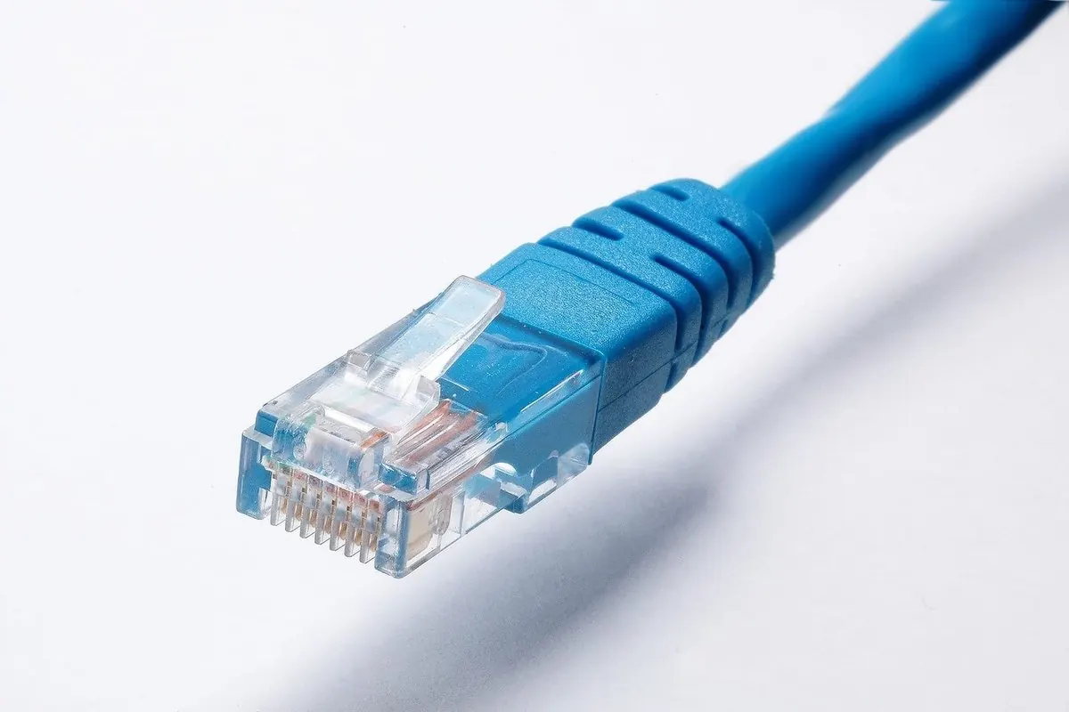 Cáp mạng màu xanh gắn sẵn đầu nối RJ45