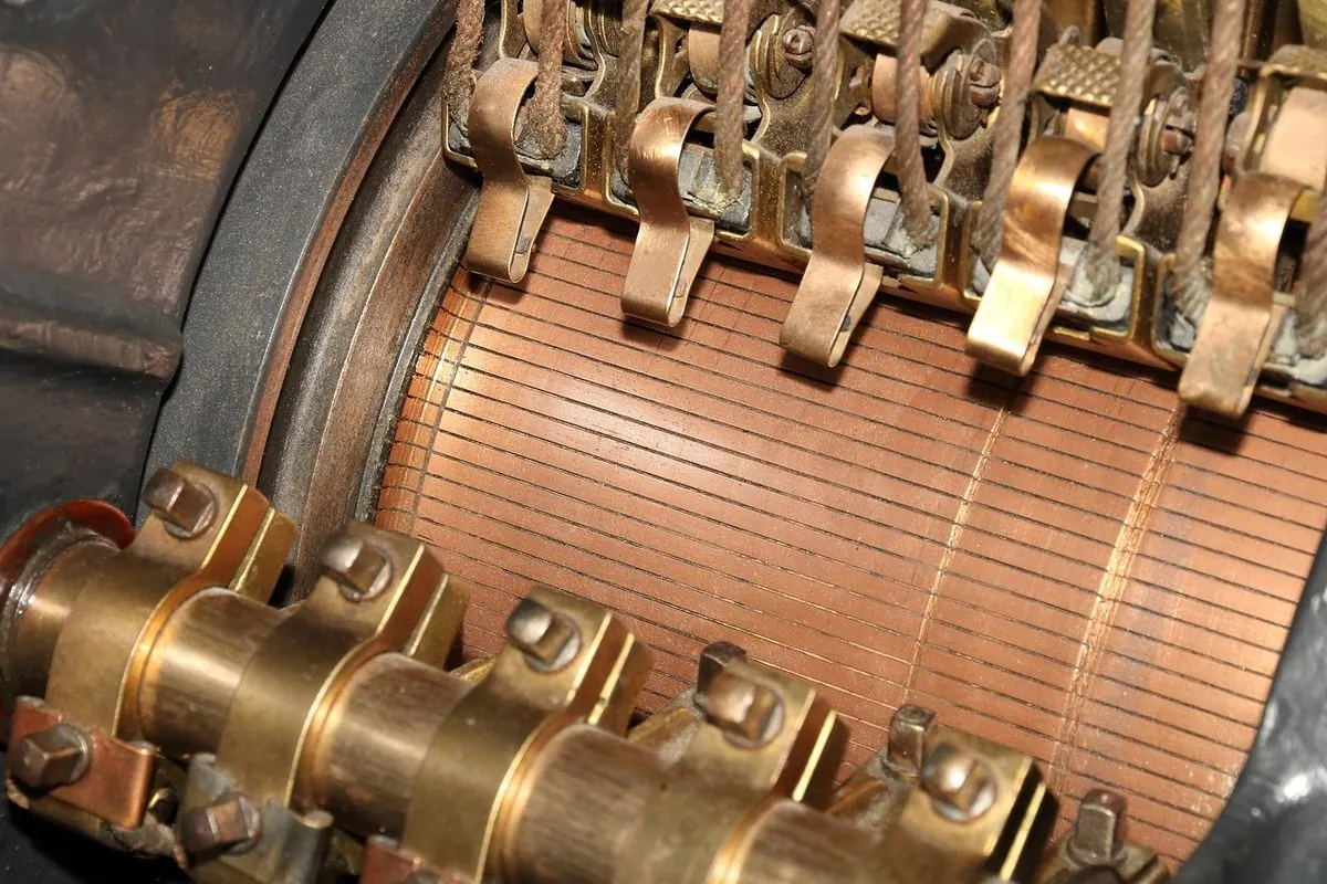 Copper commutator with carbon brushes in an electric machine