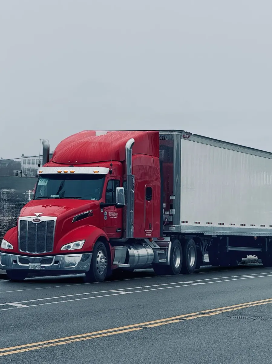 Đầu kéo container kéo rơ moóc trên đường