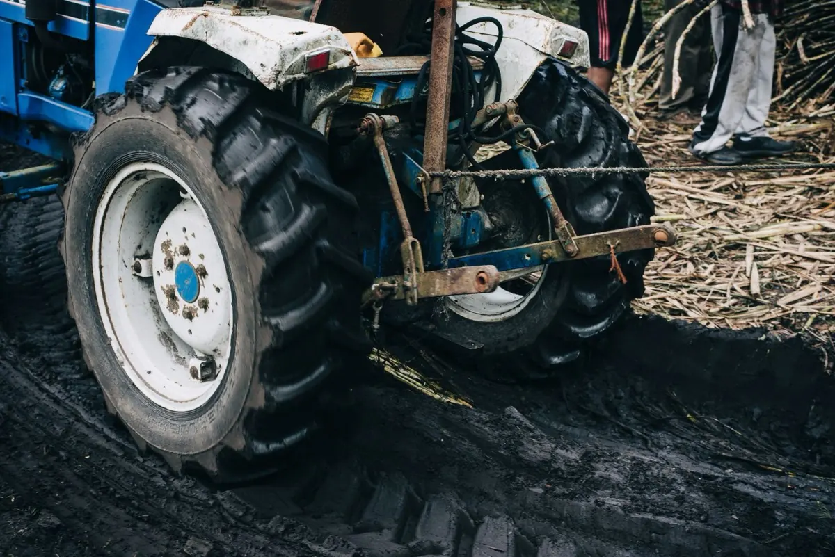 Máy kéo nông nghiệp bánh lốp trên ruộng