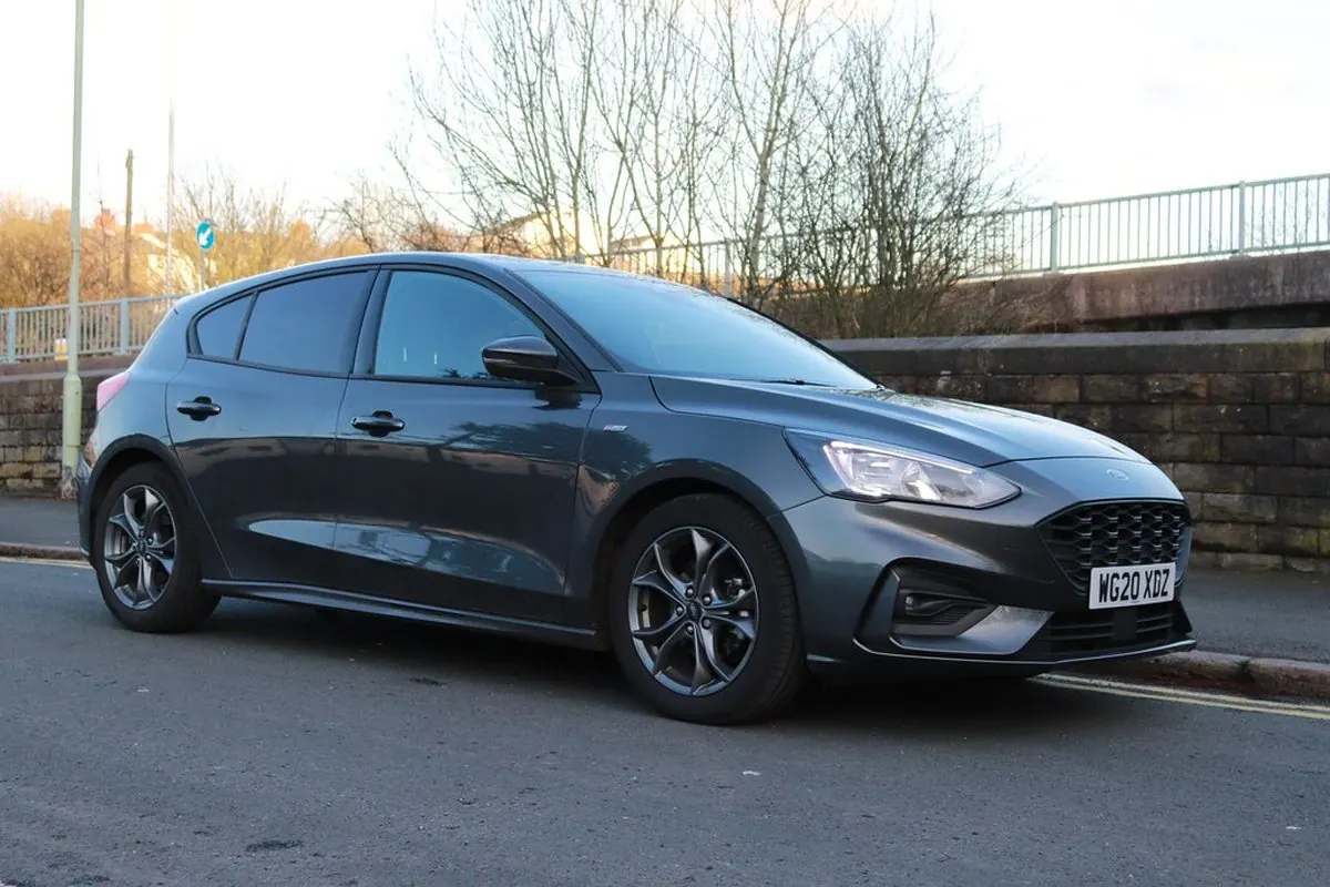 Ô tô con hatchback màu xám đỗ bên đường