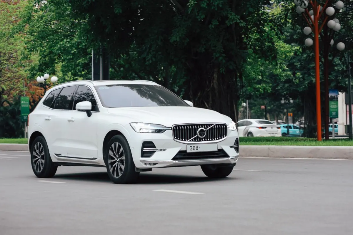 Xe SUV màu trắng chạy trên đường phố