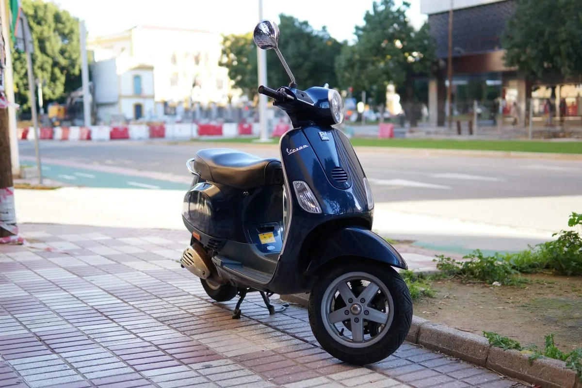 Xe tay ga xanh đậm đỗ trên vỉa hè