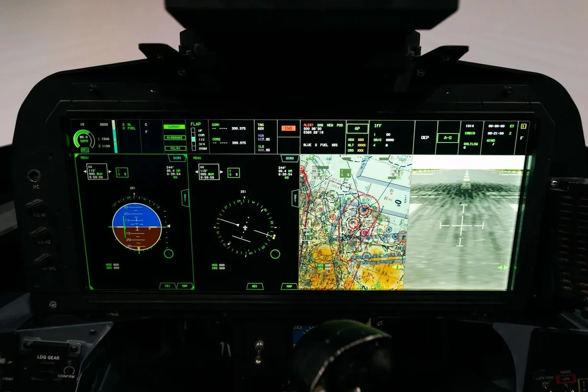 Combat aircraft cockpit simulator with display screens