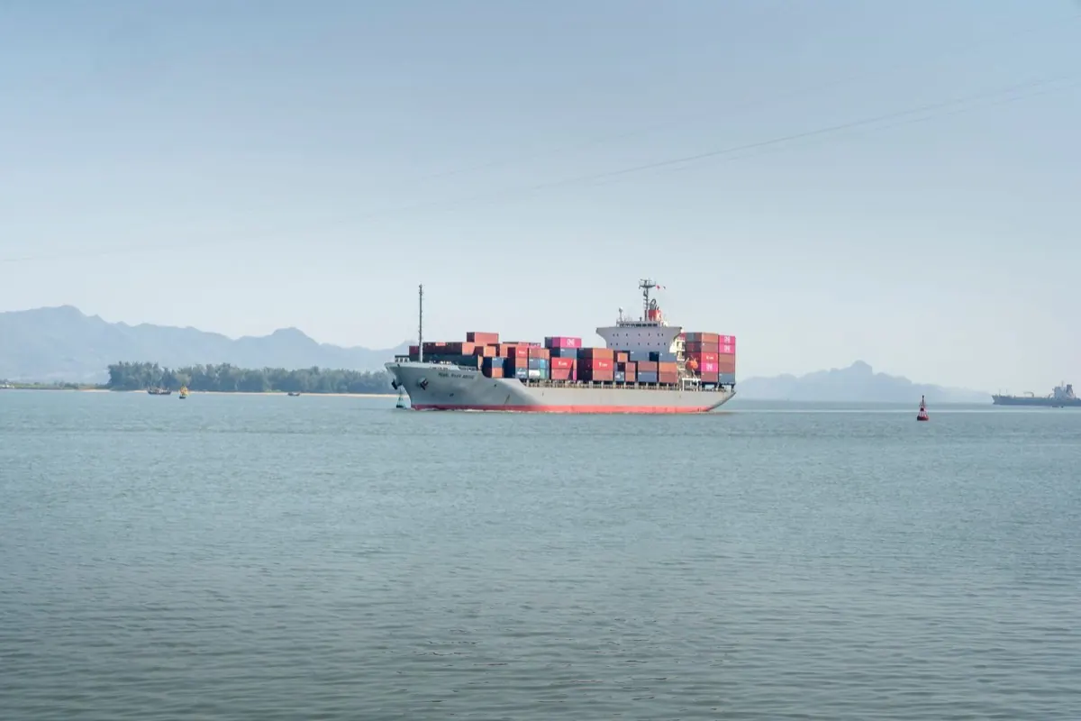Tàu container chạy trong vịnh