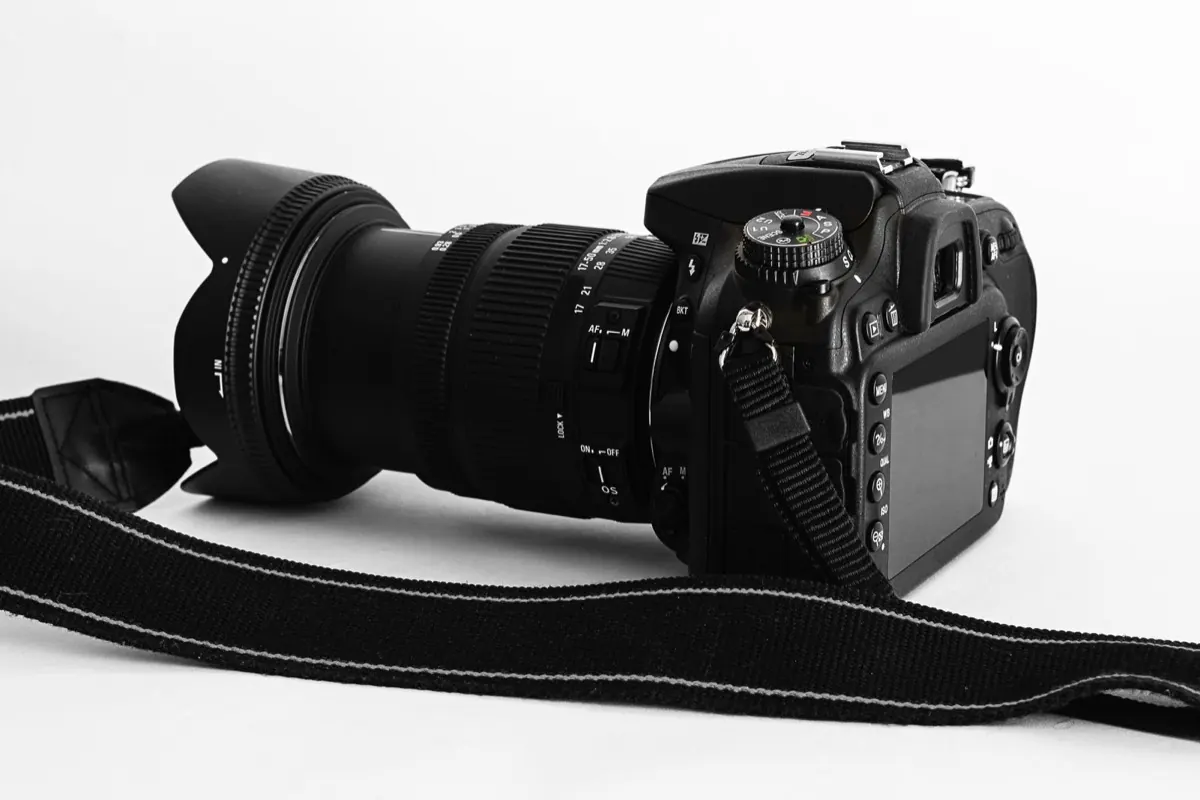 Máy ảnh DSLR gắn ống kính zoom trên nền trắng