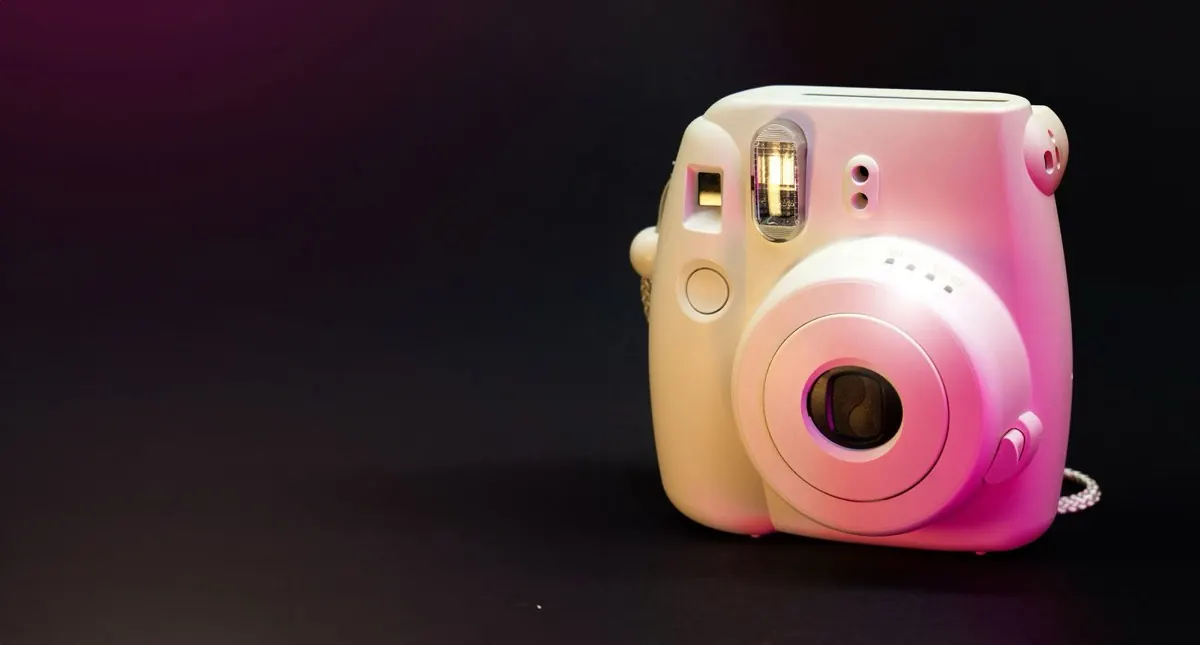 Máy chụp ảnh lấy ngay màu hồng, đèn flash đang sáng