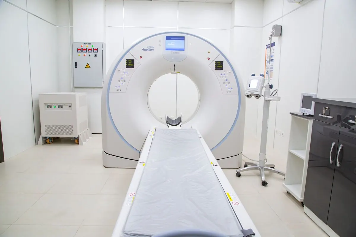 Máy chụp cắt lớp CT trong phòng bệnh viện