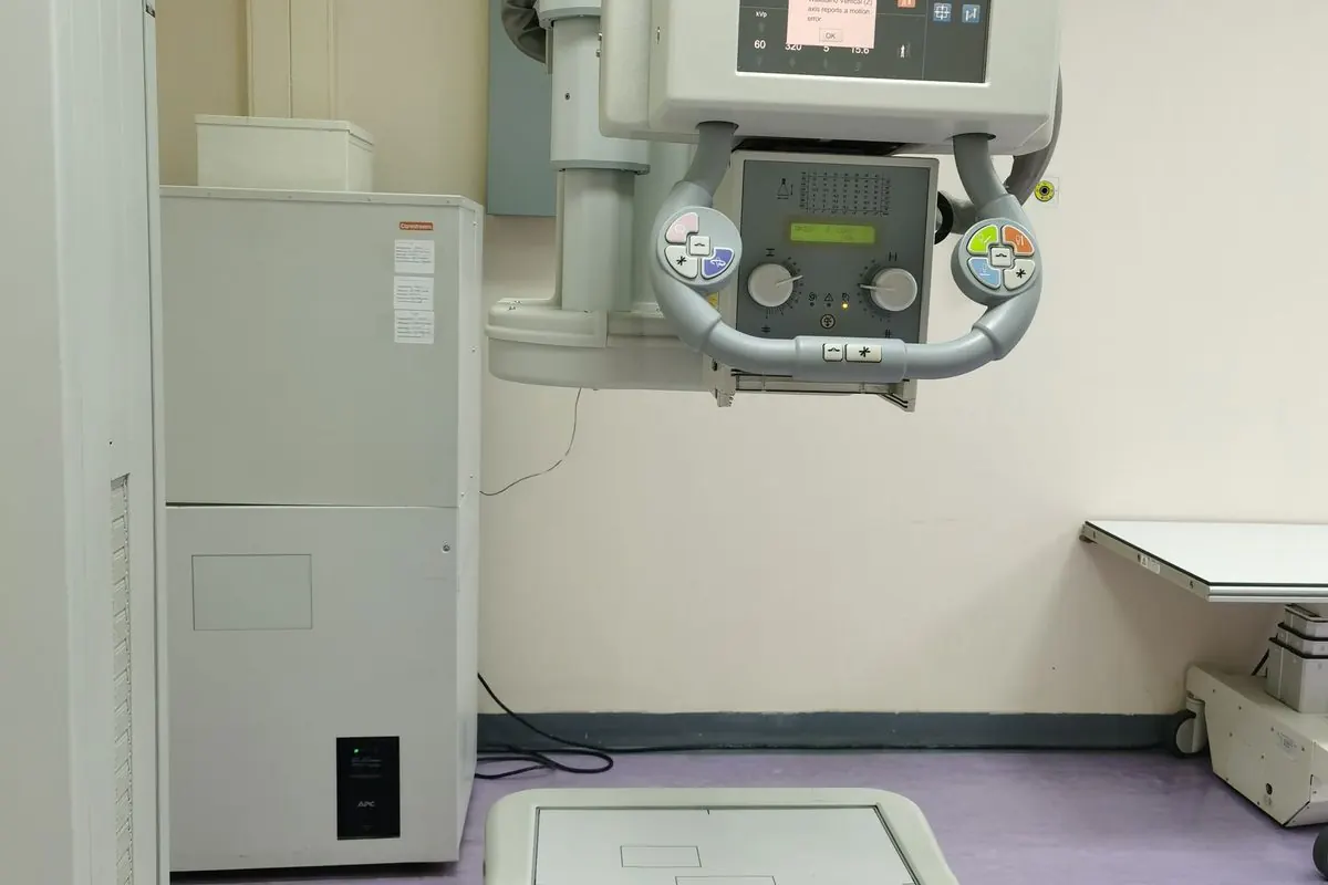 Máy X-quang y tế treo trần với bảng điều khiển