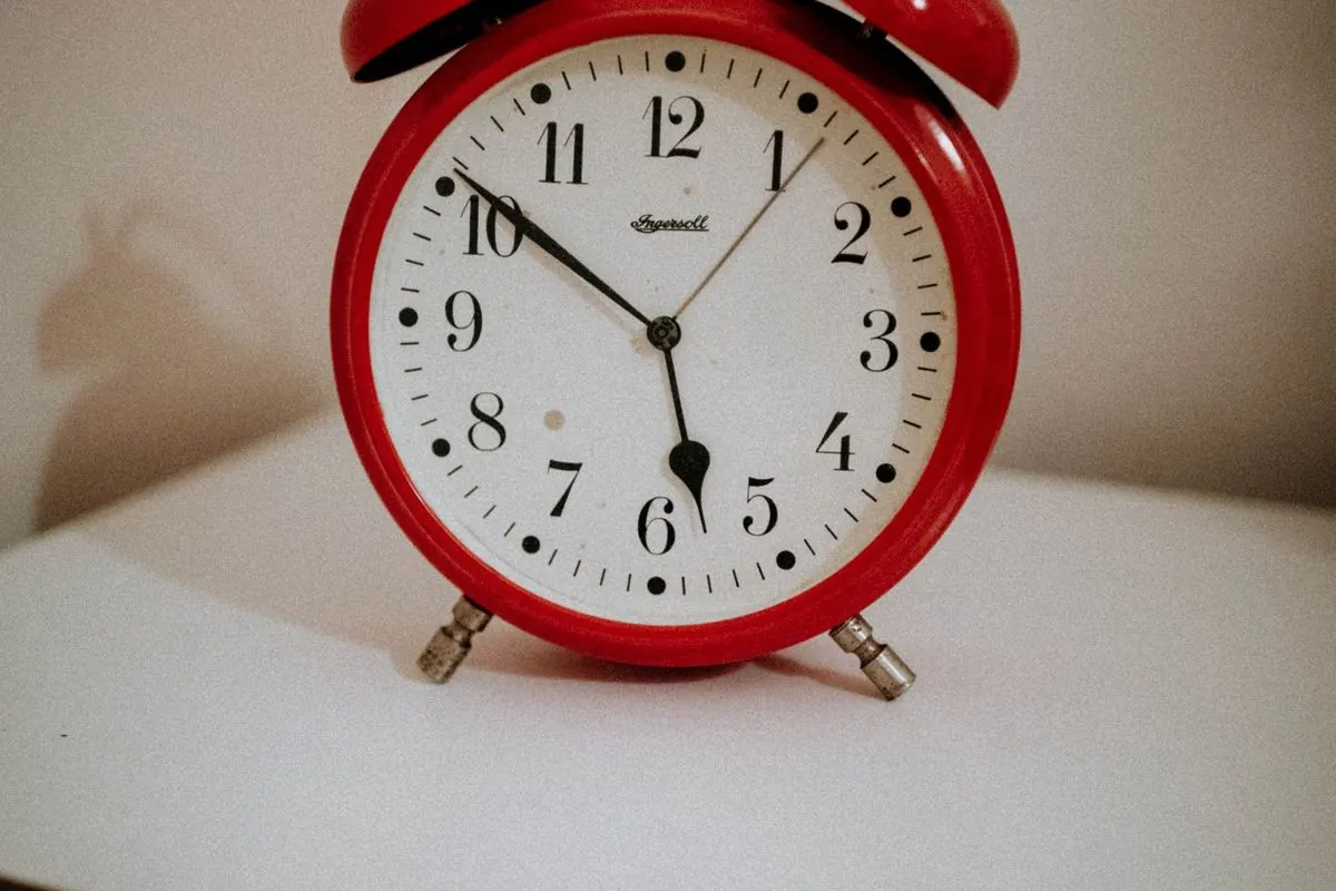 Đồng hồ báo thức đỏ hai chuông đặt trên tủ