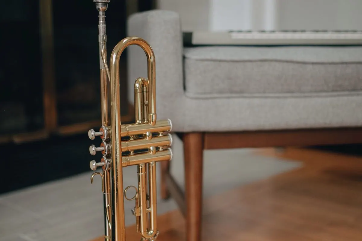 Kèn trumpet đồng thau dựng trên sàn gỗ trong phòng