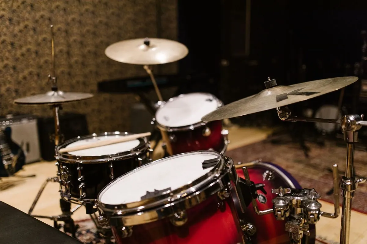 Bộ trống jazz và chũm chọe trong phòng thu