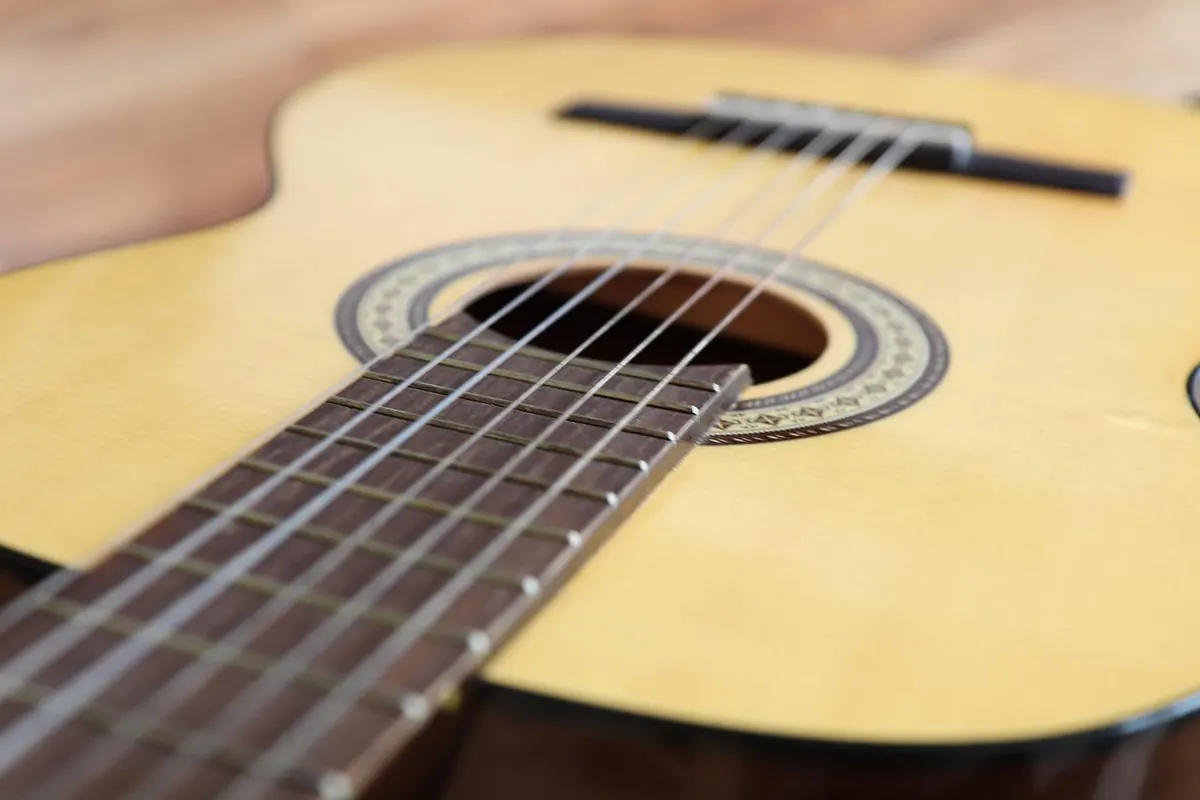 Cận cảnh dây đàn guitar trên mặt đàn gỗ