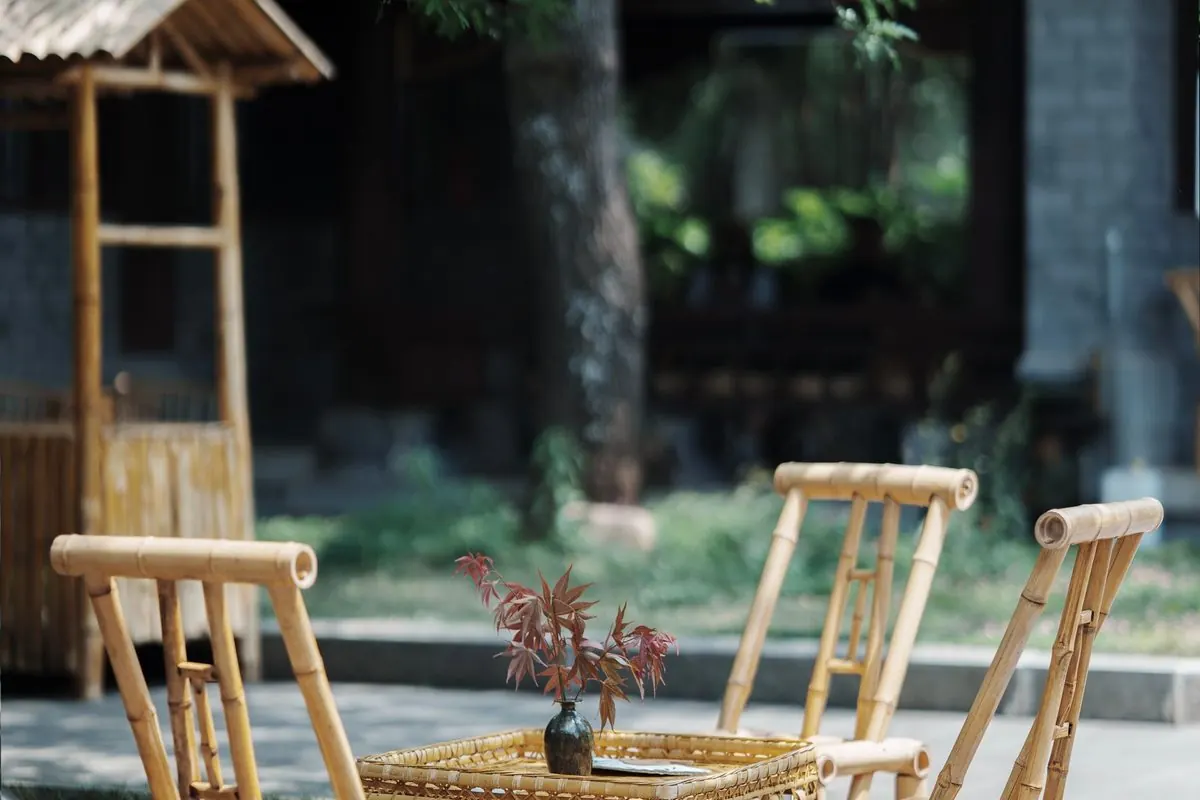 Ba ghế tre quanh bàn đan ngoài sân