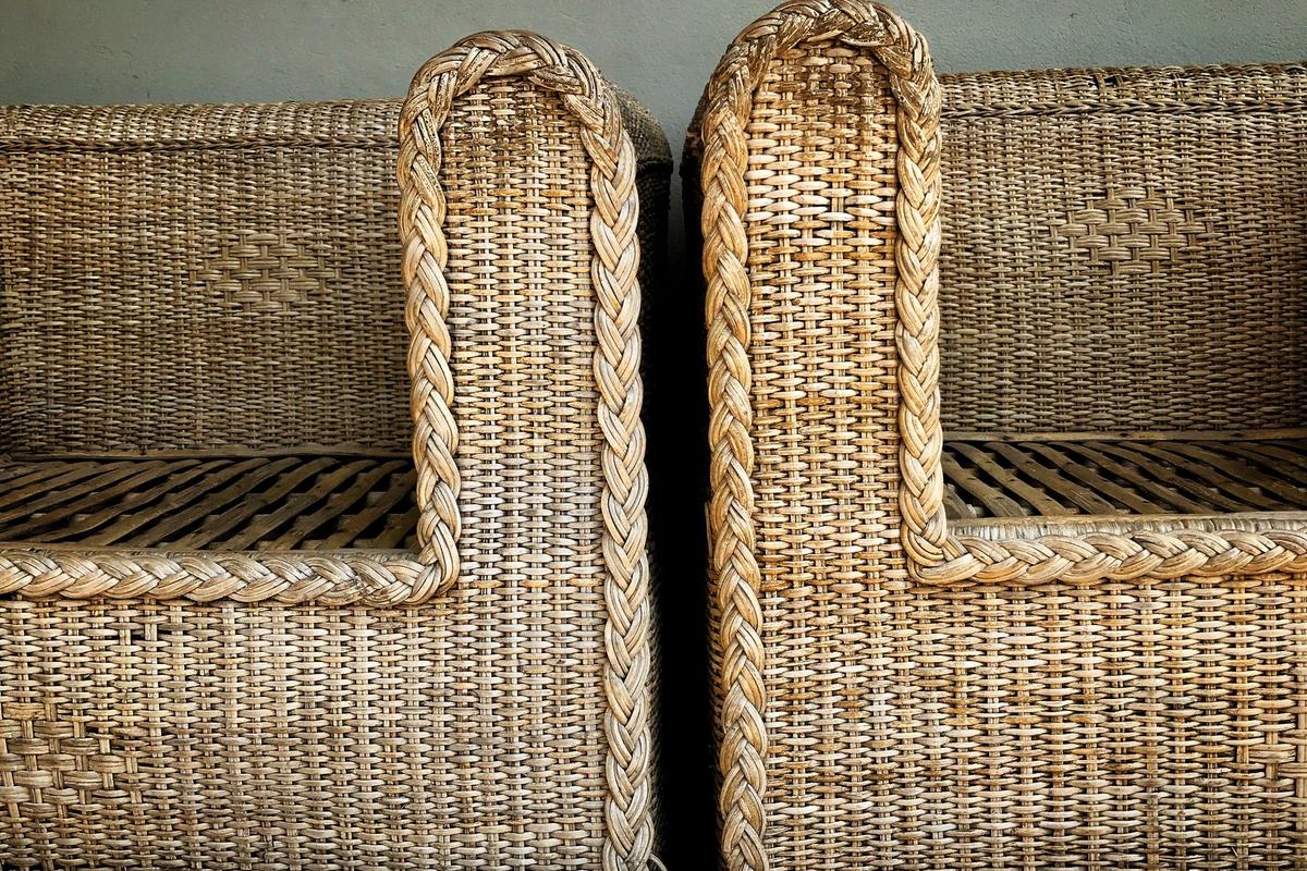 Hai ghế bành đan liễu gai đặt cạnh nhau