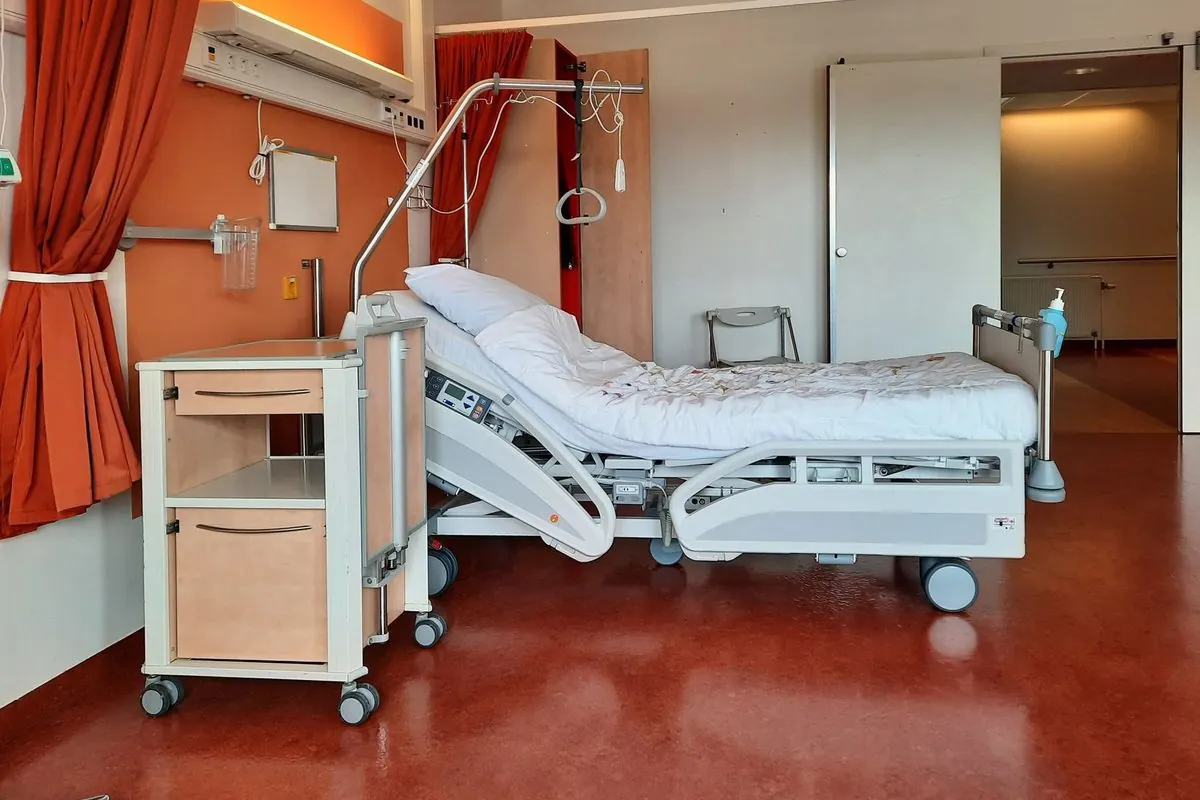 Giường bệnh điều chỉnh được cạnh tủ đầu giường
