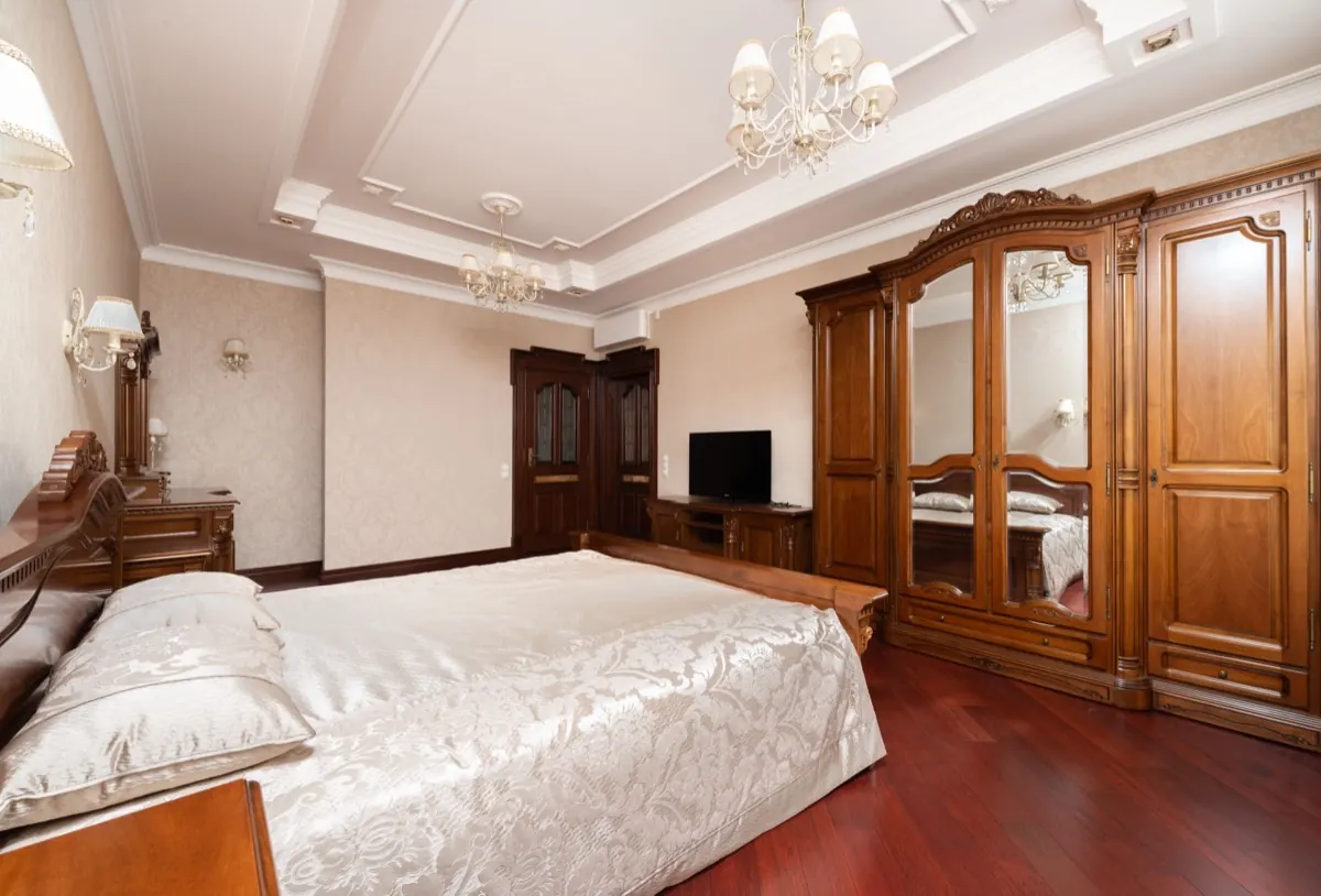 Giường và tủ gỗ trong phòng ngủ