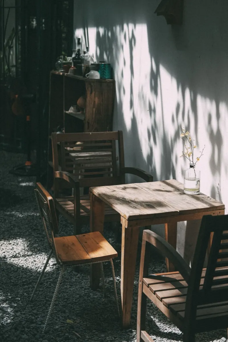 Bàn ghế gỗ kê sát tường