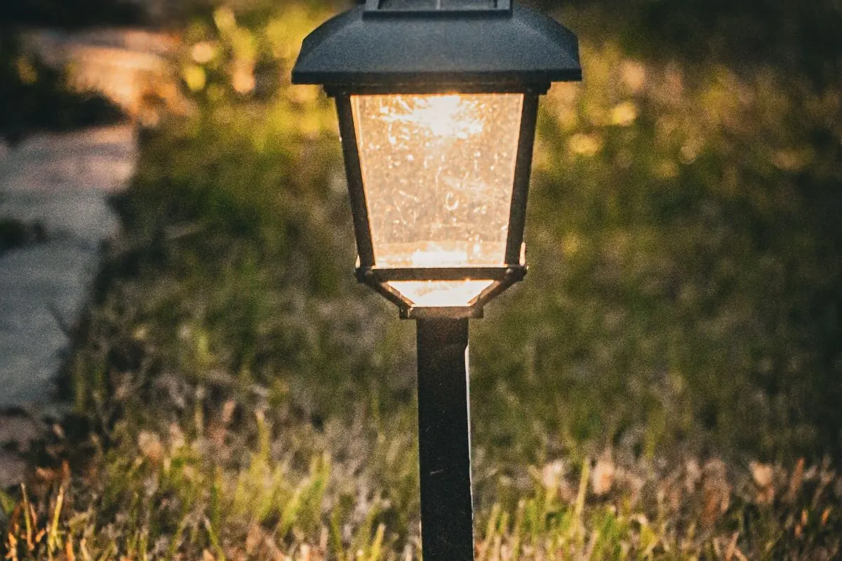 Đèn năng lượng mặt trời cắm lối đi trong vườn