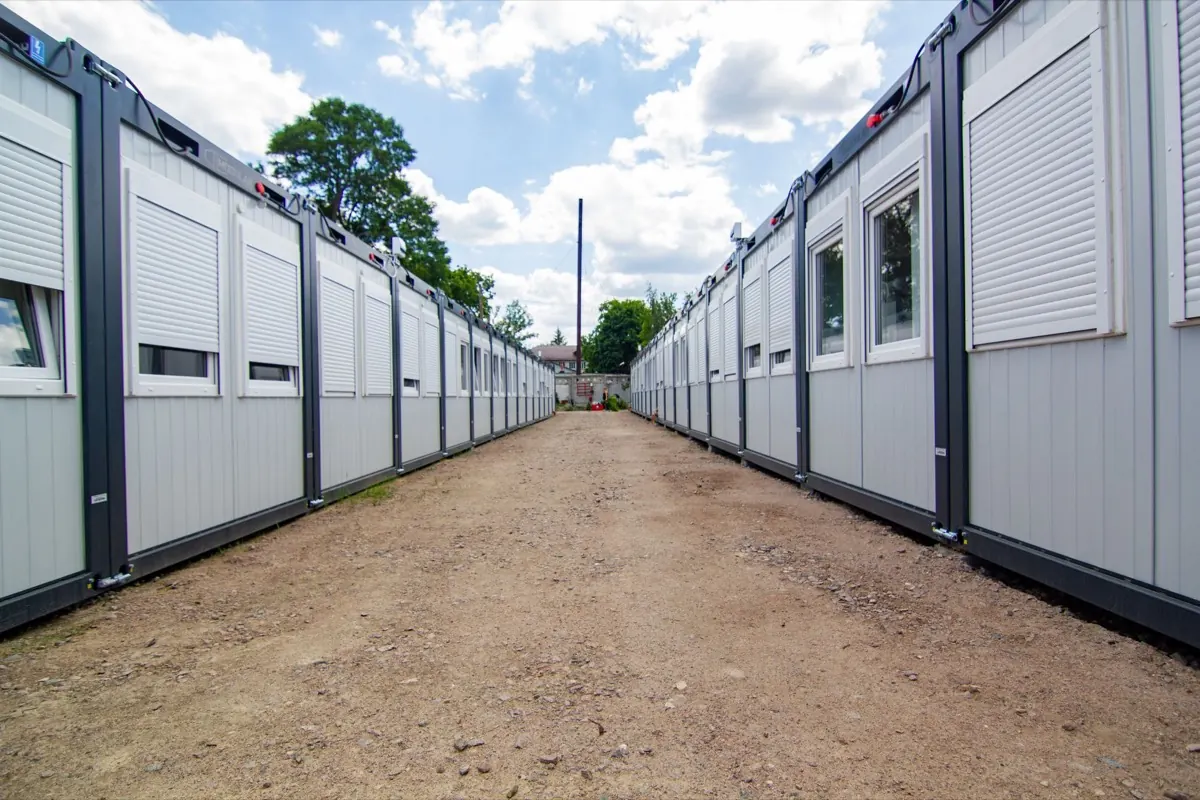 Hai dãy nhà container lắp ghép trên bãi đất