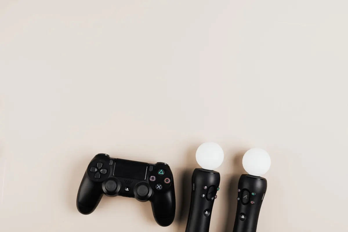 Tay cầm chơi game đặt trên nền sáng