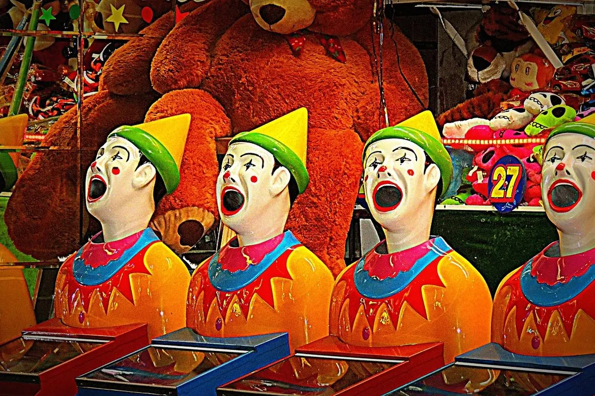 Hàng hình hề há miệng ở gian trò chơi hội chợ