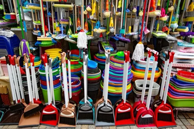 Chổi và cây lau nhà bày trong cửa hàng