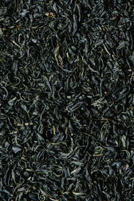Chè khô đã vò xoăn trải kín khung hình