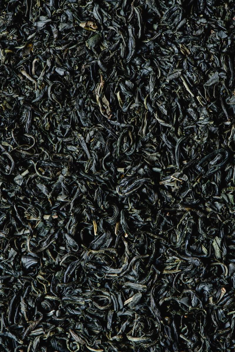 Chè khô đã vò xoăn trải kín khung hình