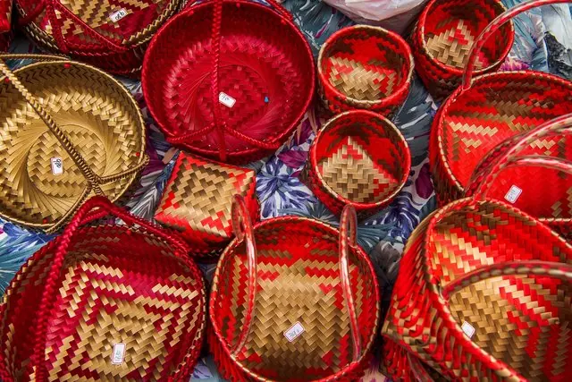 Những chiếc giỏ đan đỏ và nâu bày ở chợ