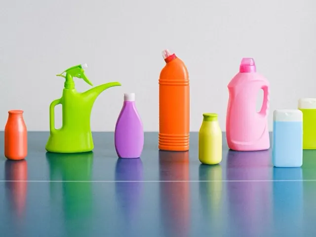 Chai lọ nhựa gia dụng nhiều màu xếp thành hàng
