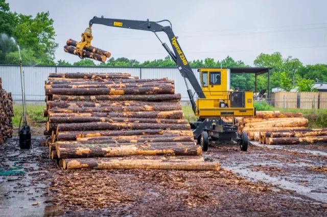 Máy gắp gỗ nhấc gỗ tròn tại bãi gỗ