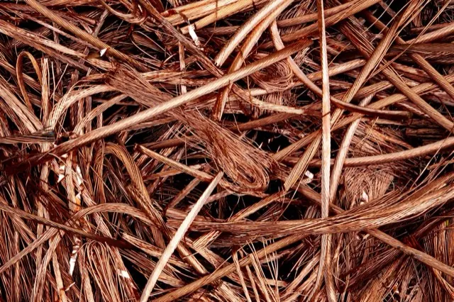 Đống dây đồng phế liệu cuộn rối màu đỏ nâu