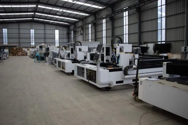 Dãy máy cắt laser và máy CNC mới đặt trong nhà xưởng