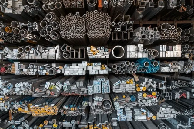 Giá kho xếp đầy ống và thanh kim loại các cỡ
