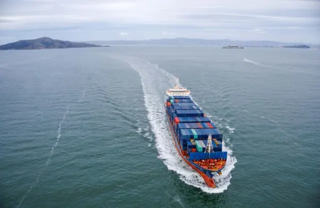 Tàu container chạy trên biển, chụp từ trên cao